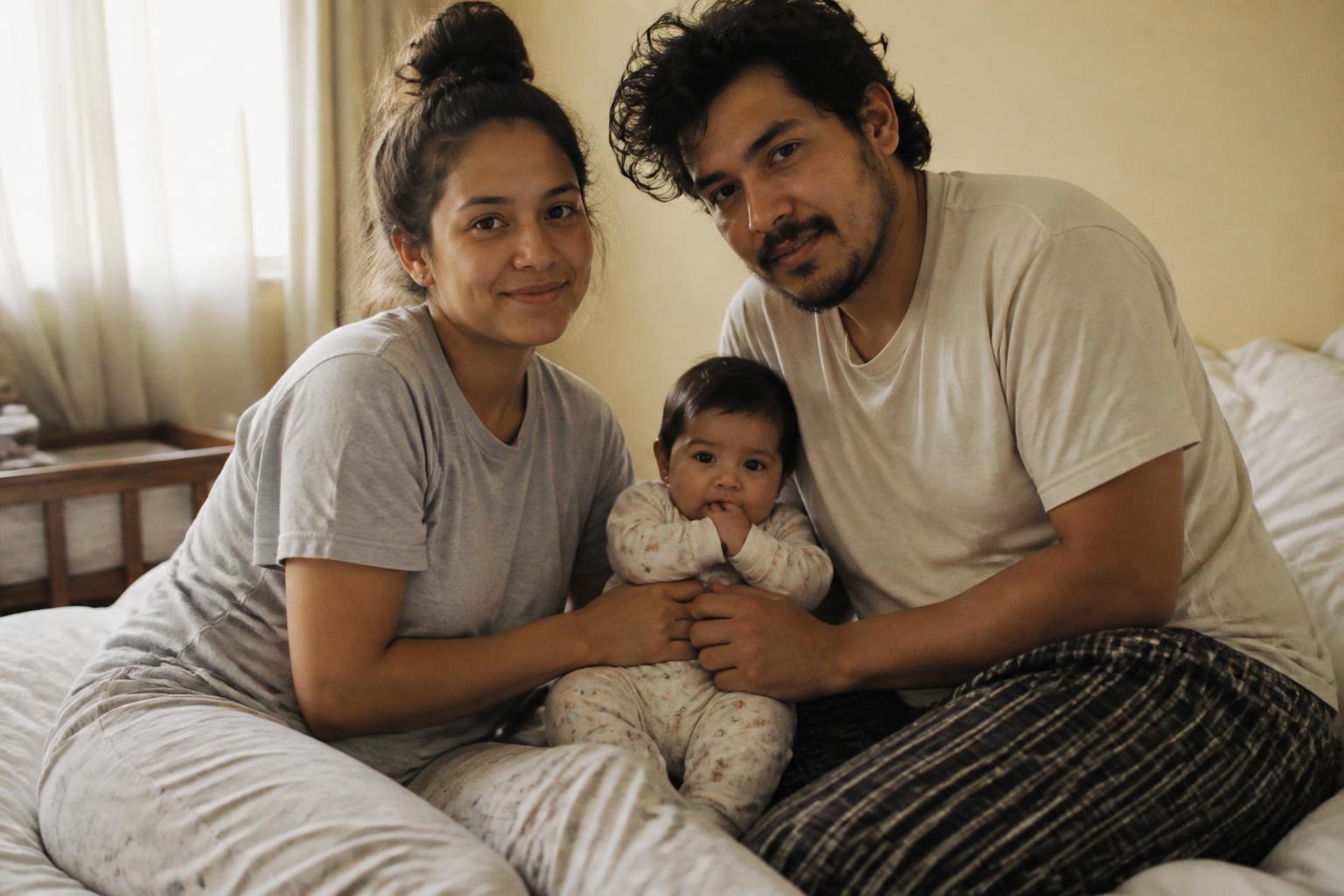 Madre acogedora abrazando a su bebé sonriente